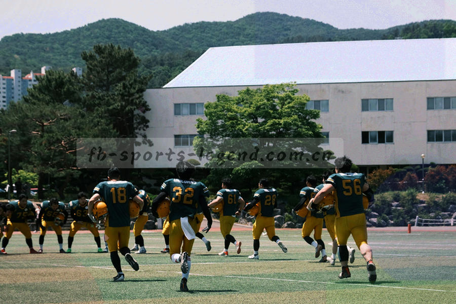 平板屏幕显示赛程列表与分类标签的界面特写